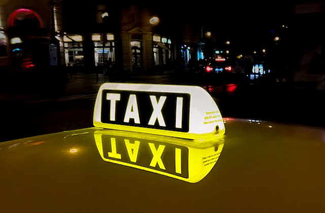 Quels sont les avantages des taxis parisiens par rapport aux autres moyens de transport?