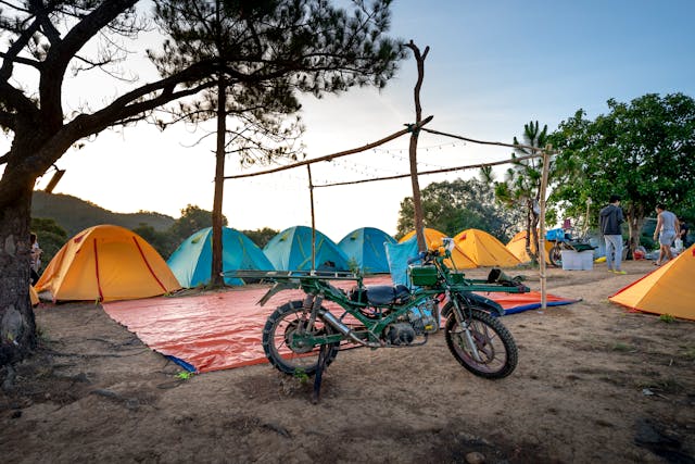Camper à moto : les essentiels à emporter