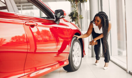 Élégante femme noire dans un salon de l'automobile