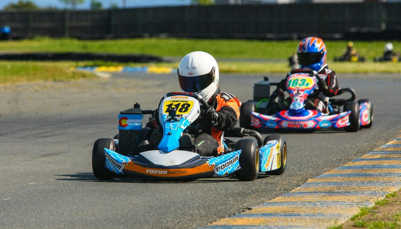 deux pilotes de karting sur une piste de course